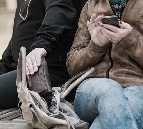 junger frau wird die geldbörse aus der handtasche gestohlen